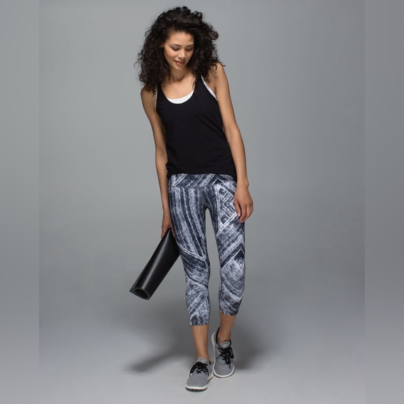 Lululemon Wunder Under Crop II *Full-On Luon Heat Wave White Black Sz 6 - Picture 1 of 8